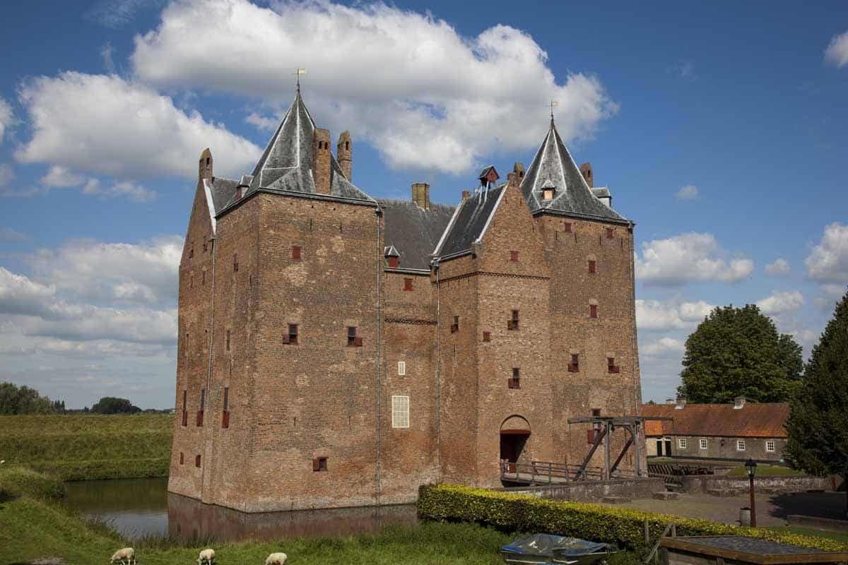 castles in the netherlands slot loevestein