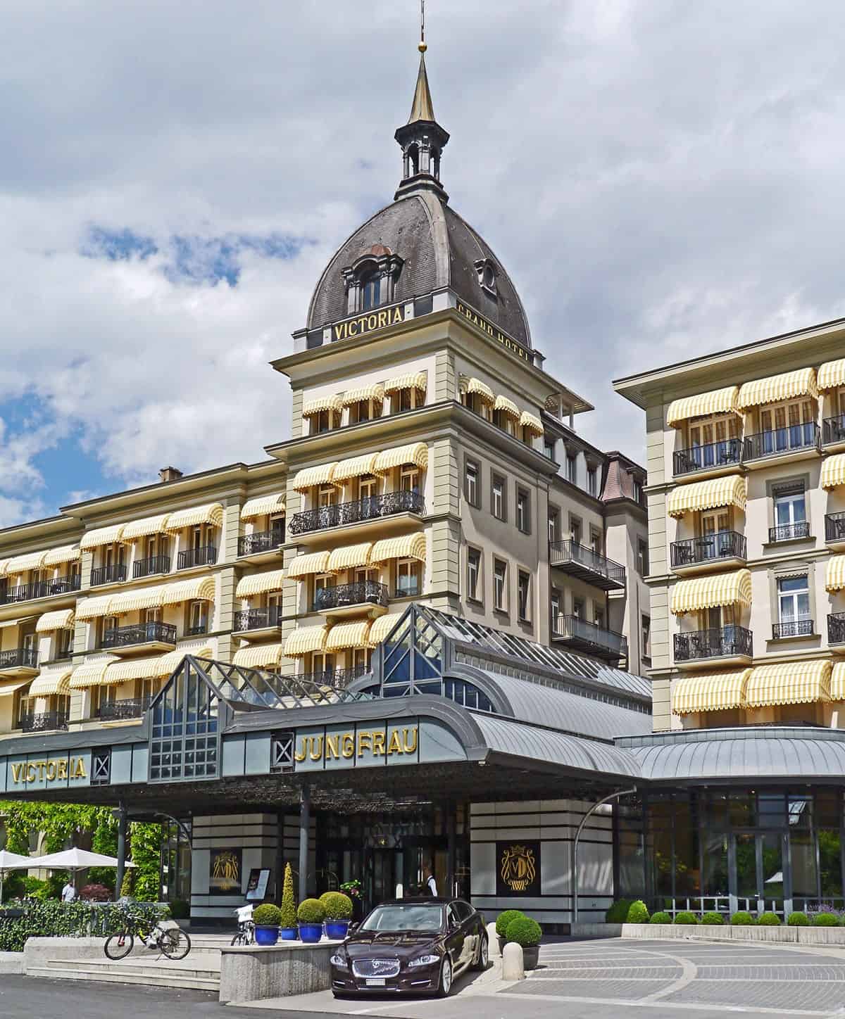 Photo of a hotel from the outside