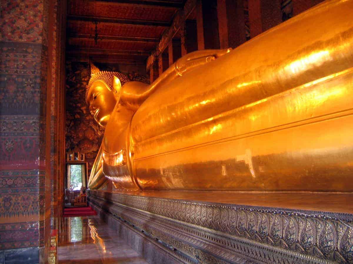 wat pho bangkok the statue of the reclining Buddha