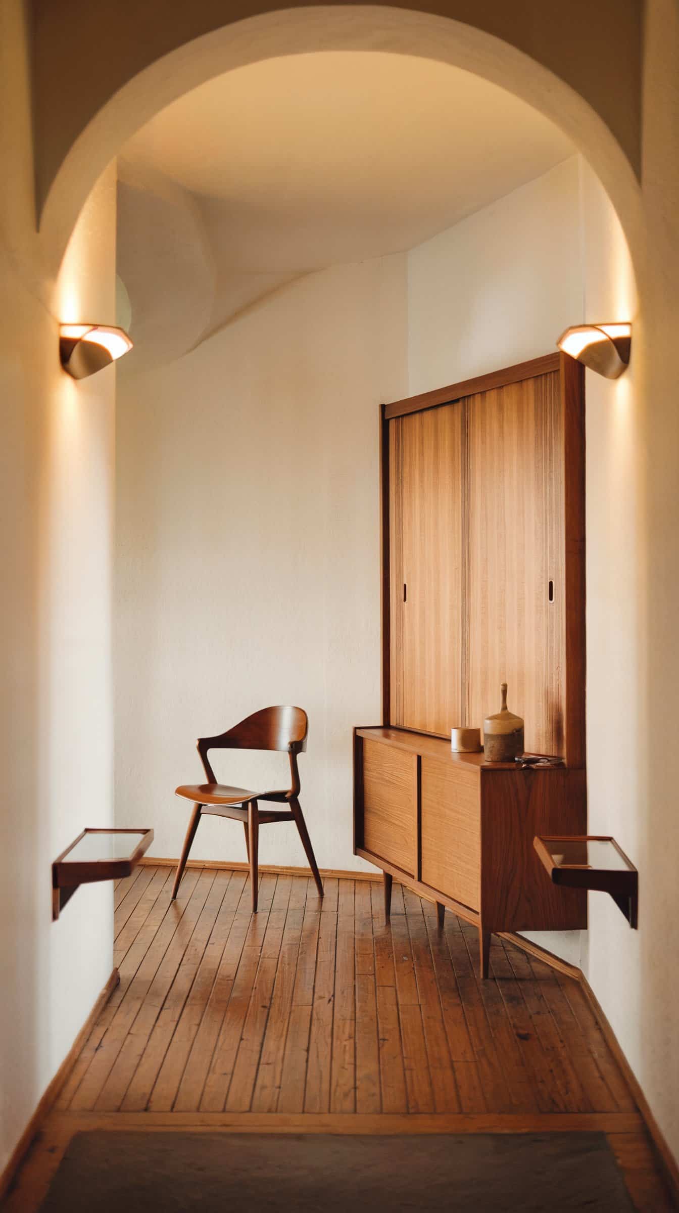 Discover mid-century modern hallway decor ideas that will transform your space with style, color, and chic designs. Elevate your home today!