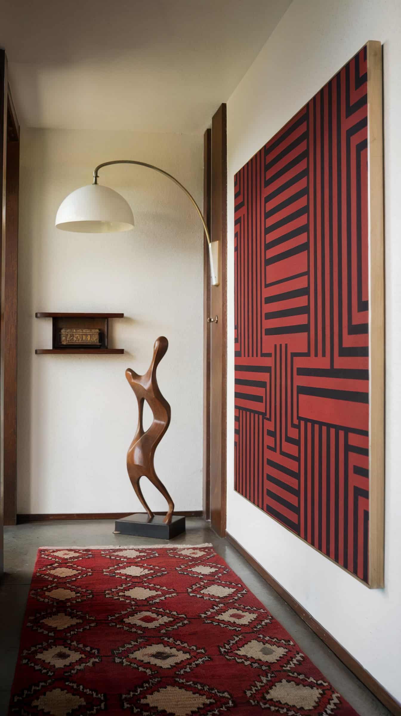 Discover mid-century modern hallway decor ideas that will transform your space with style, color, and chic designs. Elevate your home today!